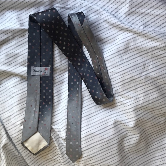 ๐ 10/$10 ๐ Gray Tie with flowers 3โ THE SOVEREIGN Tailored by BARRY - Picture 8 of 14